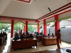 “BLT DD Disalurkan : Bantuan Langsung Tunai Dana Desa untuk Meningkatkan Kesejahteraan Masyarakat”