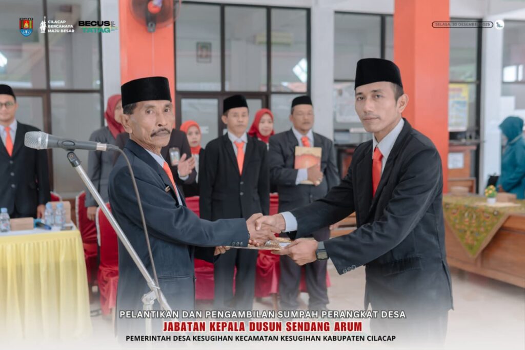 Kepala Desa Kesugihan Menjabat Tangan Heri Wasono (Kepala Dusun Sendang Arum)