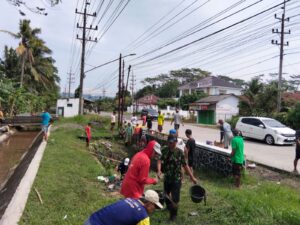 Cegah Banjir, Warga Desa Kesugihan Kerja Bakti Bersihkan Saluran Air